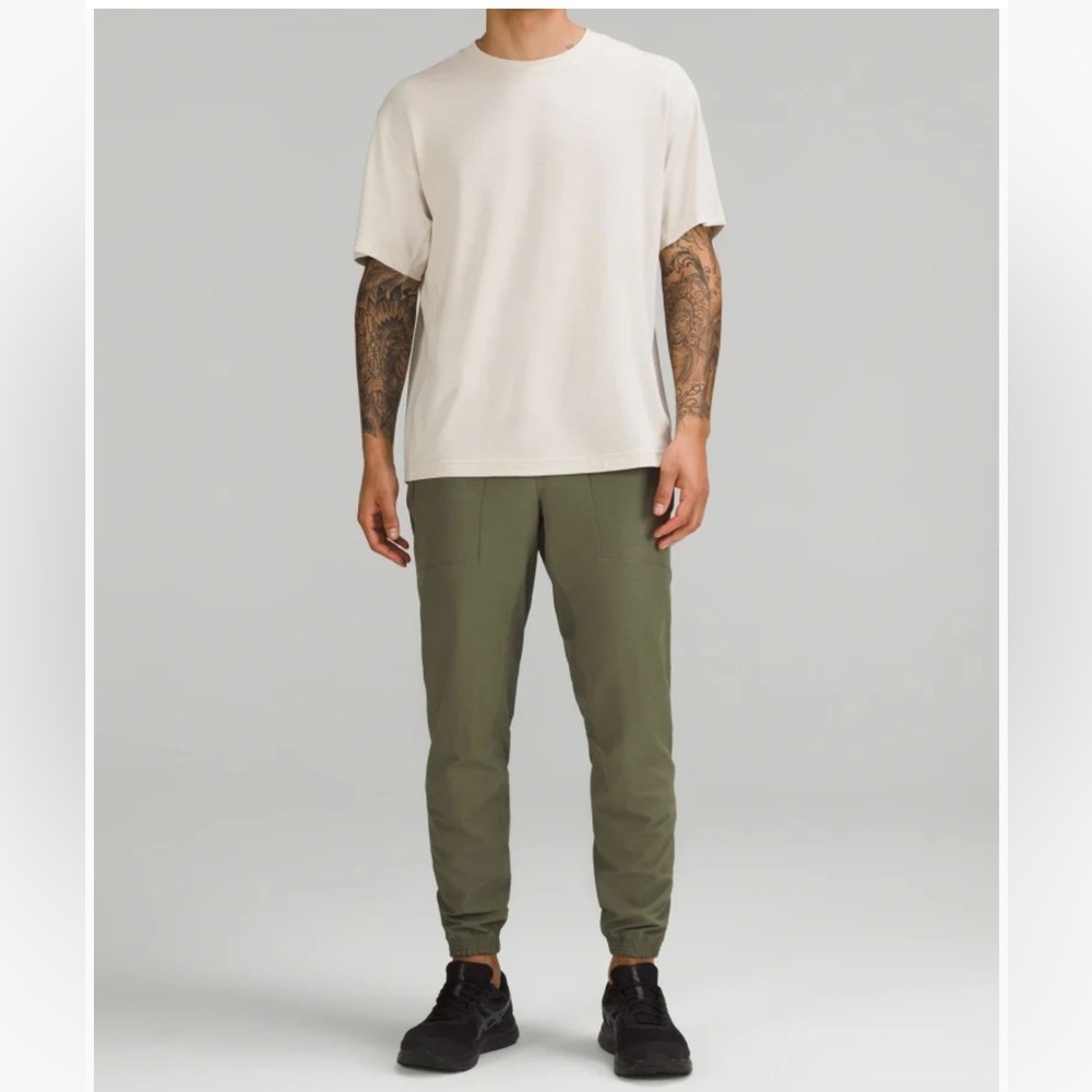 Men's Lululemon License to Train Jogger pant Olive Green size Large